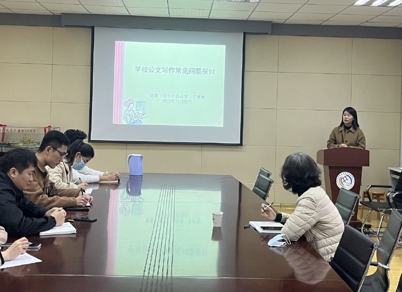 《高校辅导员》聚焦辅导员工作实务与职业发展，提供思政教育、心理辅导、管理技巧等专业指导，助力高校辅导员提升理论素养与实操能力，是陪伴一线学生工作者成长的实用指南与智慧伙伴