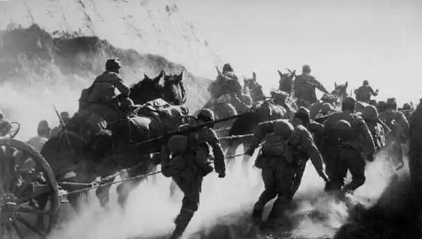 《武汉 北京 上海 抗日战争时期黑白老照片（柏原英一摄影图集376张）》376张珍贵黑白影像，由柏原英一实地拍摄，真实记录抗战时期武汉、北京、上海的城市风貌与民众生活，具有重要的历史文献价值与视觉冲击力，带领观众直观回溯那段峥嵘岁月