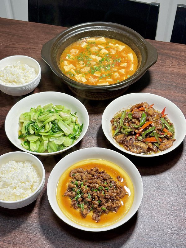 《浓香蒸菜》蒸菜锁住食材原汁原味，浓香四溢，健康少油