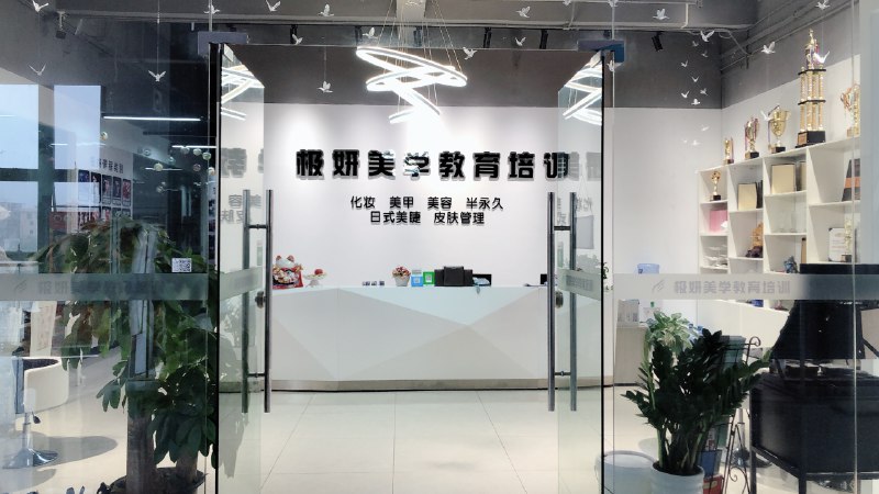 《风瞳人像摄影特训班6课》课程从零开始系统教学，涵盖用光、构图、引导模特等核心技巧，结合实战案例解析，助你快速掌握人像摄影精髓，轻松拍出具有感染力的专业级作品