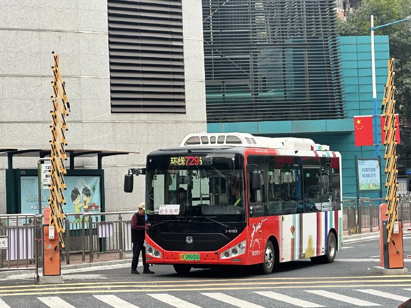 《宝宝巴士》专为学龄前儿童设计，通过生动有趣的动画和朗朗上口的儿歌，激发孩子学习兴趣