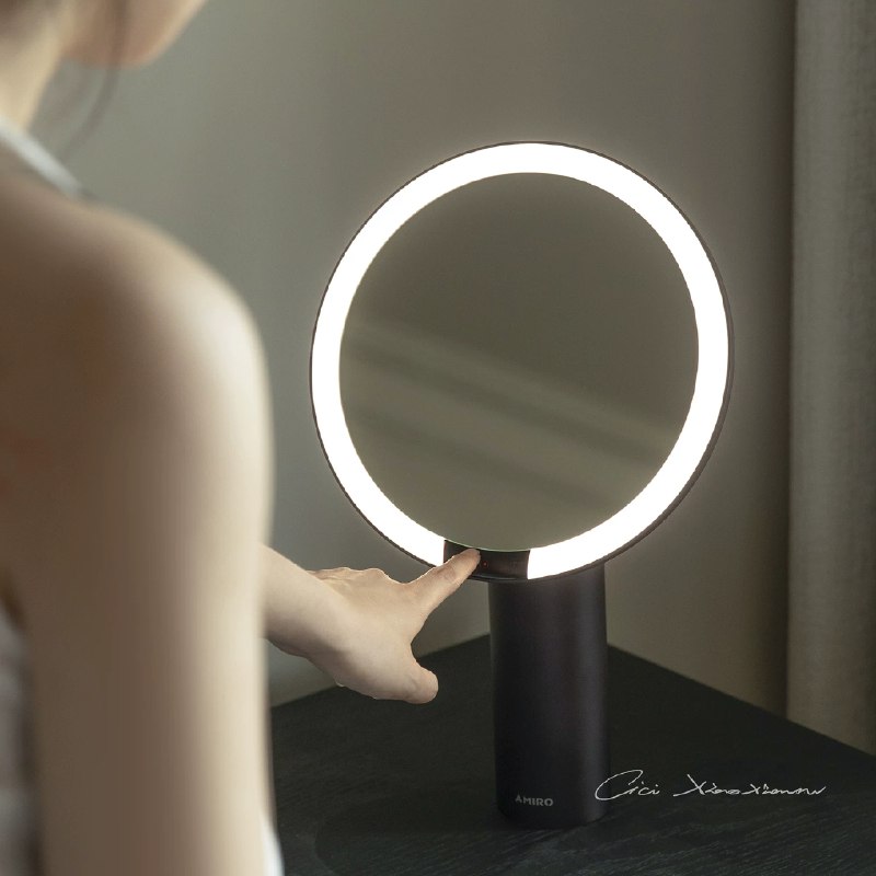 《化妆造型技术核心理论》本书深入剖析化妆造型的本质规律，从面部结构、色彩原理到风格塑造，构建系统知识体系