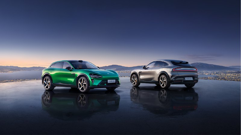 《2025小米YU7发布会PPT》小米YU7搭载全新一代澎湃OS，实现跨设备智能协同，性能提升40%