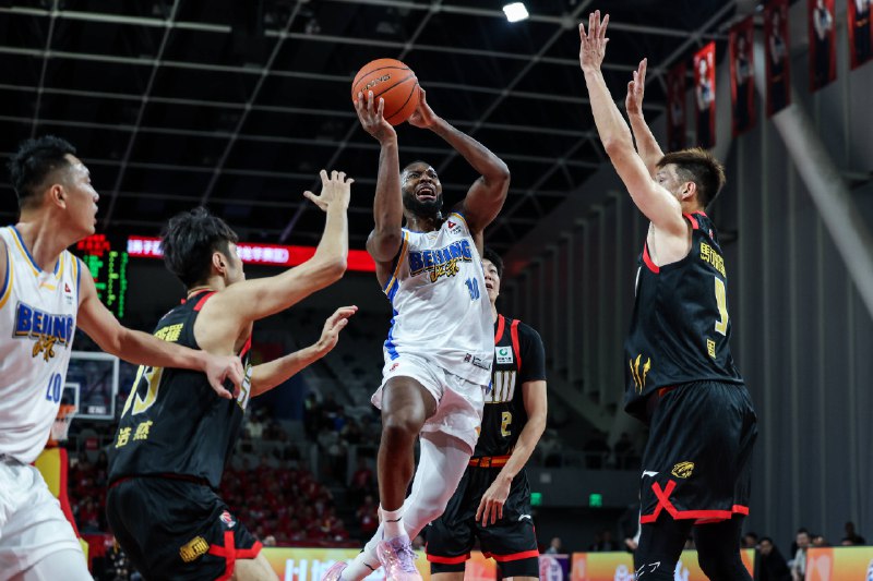 《赤脚医生手册(旧版+新版+教材)》本书汇集新旧两版及配套教材，内容从基础医学到临床实践全面覆盖，尤其注重实用诊疗技术与中医草药知识