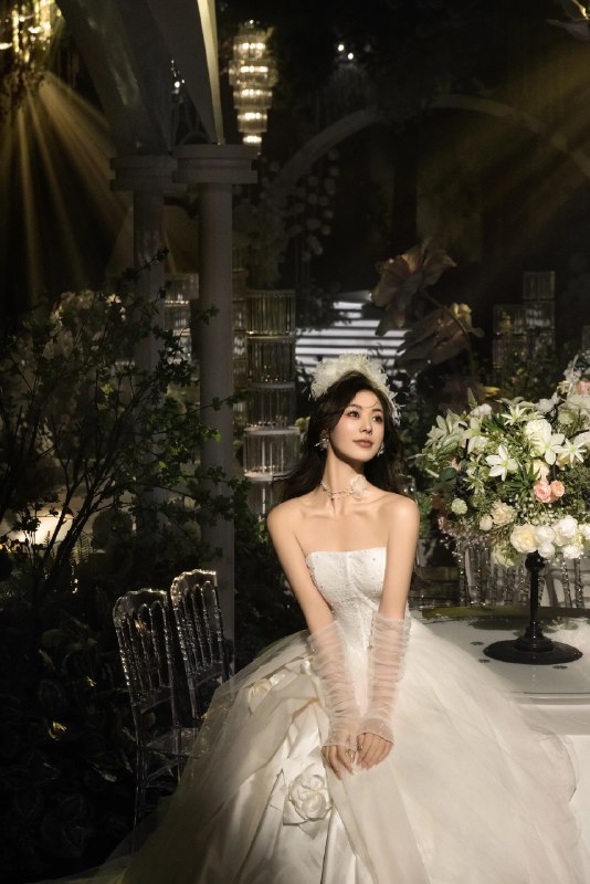 《清新自然新娘妆 九款唯美新娘发型设计》以清透底妆与自然眉形勾勒新娘天生丽质，搭配蜜桃色系腮红与果冻唇釉，呈现宛若天生的好气色