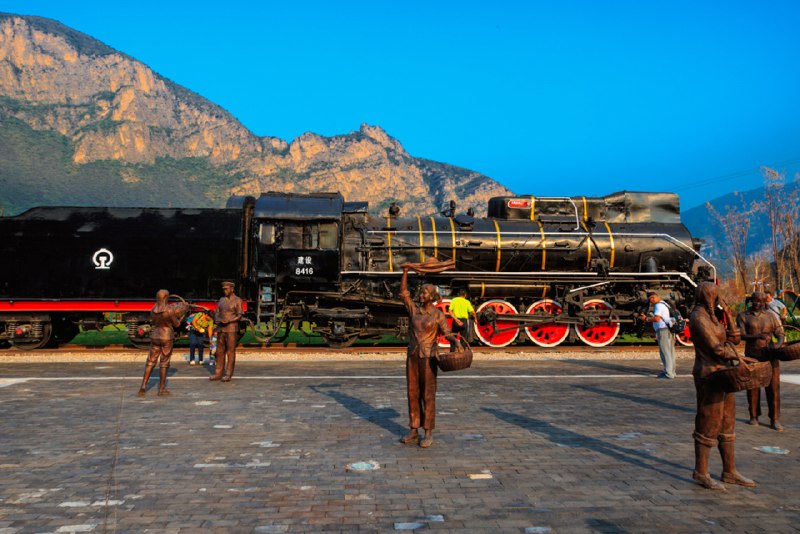 《山原猫山河世界：给孩子的中国地理通识课 》跟随山原猫的脚步，开启纸上山河之旅！从雪域高原到江南水乡，用生动故事串起地理知识，以精美手绘展现风土人情