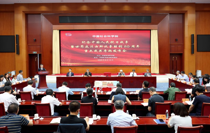 《抗日战争正面战场》本书聚焦国民党军队在正面战场的作战历程，客观呈现了台儿庄、武汉、长沙等关键战役的真实图景，史料扎实，视角独特，填补了公众认知的空白，有助于读者全面理解全民族抗战的壮阔历史