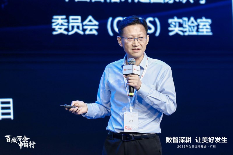 《PS+AI双专业，设计师的第一门必修课》课程从零开始系统讲解PS与AI核心技能，涵盖工具详解、实战案例与设计思维，帮助学员快速掌握双软件协同创作技巧，轻松应对海报、Logo、UI等多种设计需求，实现从入门到精通的跨越