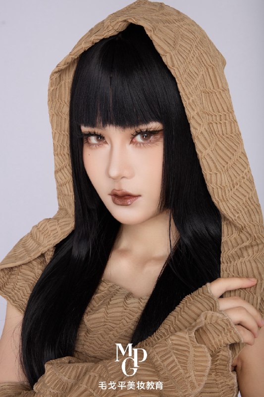 《毛戈平美妆学院-生活妆容课》课程专为日常打造，从底妆到眼唇细节逐一解析，帮你掌握快速实用的上妆技巧