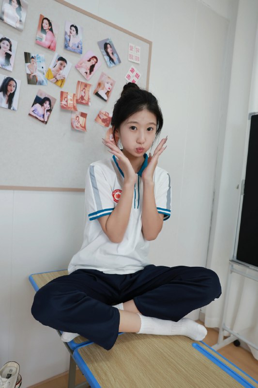 《青春少女拍摄指南》从场景选择到姿势引导，从光线运用到情绪捕捉，本指南手把手教你拍出自然又动人的少女写真