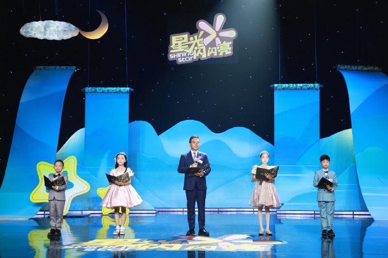 《魅力口才与沟通艺术 》本书从实战出发，系统拆解当众表达与高效沟通的核心技巧，涵盖心理建设、逻辑组织、肢体语言与场景应对