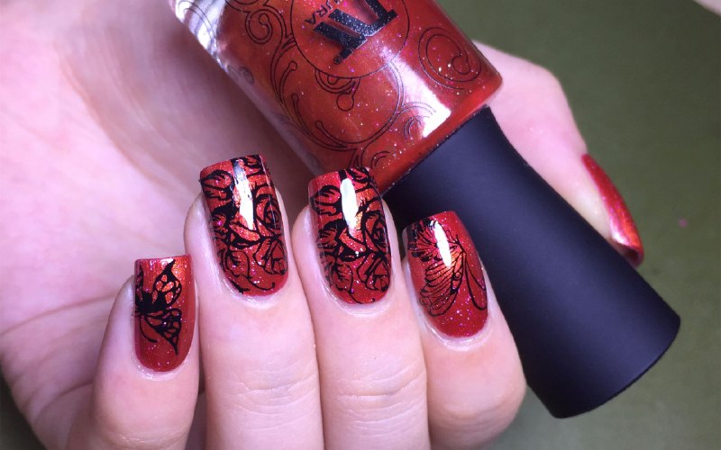 《美甲详细基础课从基础到考证》从工具认知到款式实操，系统讲解美甲全流程，涵盖修形、涂胶、装饰技法及安全卫生要点