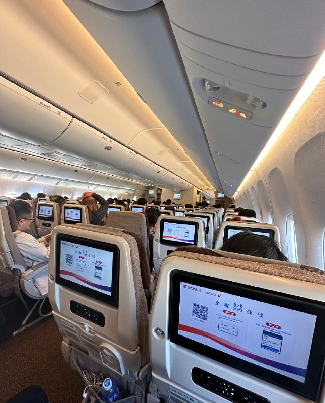 《穿衣搭配服装搭配秘笈之新版36计JM》新版36计JM不仅涵盖基础搭配法则，更融入当季潮流趋势与实用场景技巧，从色彩协调到风格混搭，手把手教你打造个人魅力