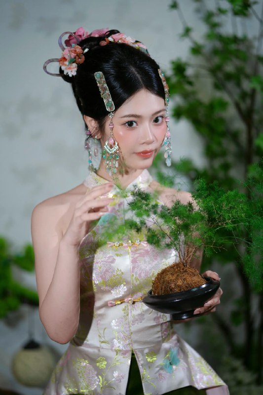 《清新自然新娘妆九款唯美新娘发型设计》九款发型设计融合自然元素与唯美风格，从慵懒编发到灵动花饰，每款都突显新娘独特气质