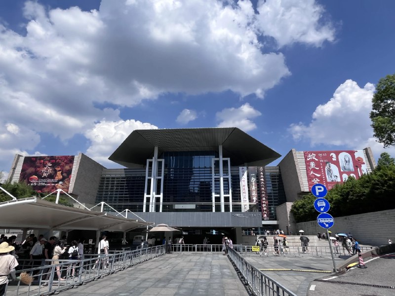 《遥望与亲历一个西方家庭眼中的中国》本书通过一个西方家庭的独特视角，记录了中国社会数十年的真实变迁