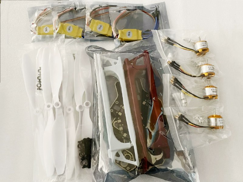 《少儿编程scratch3.0全套课程》本课程专为少儿设计，通过趣味动画和游戏项目引导学习，让孩子在动手创造中掌握编程逻辑与数学思维