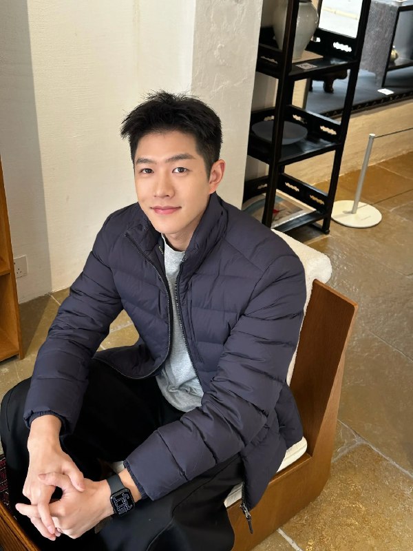 《男士穿搭形象课程秒变男神》课程从色彩搭配到风格定位全面解析，帮助男士掌握职场通勤、日常休闲等场景穿搭法则