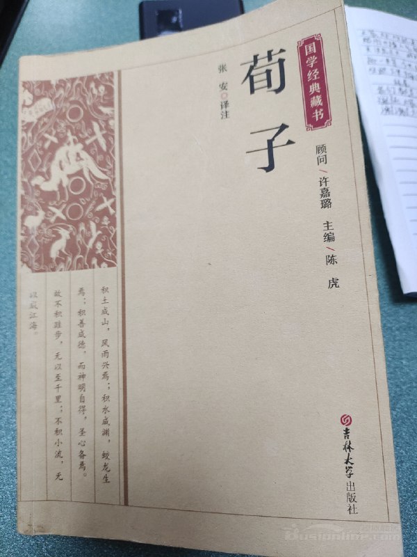 《男生64款发型打理教程》从清爽短发到时尚长发，64款发型全面覆盖，满足不同脸型与场合需求