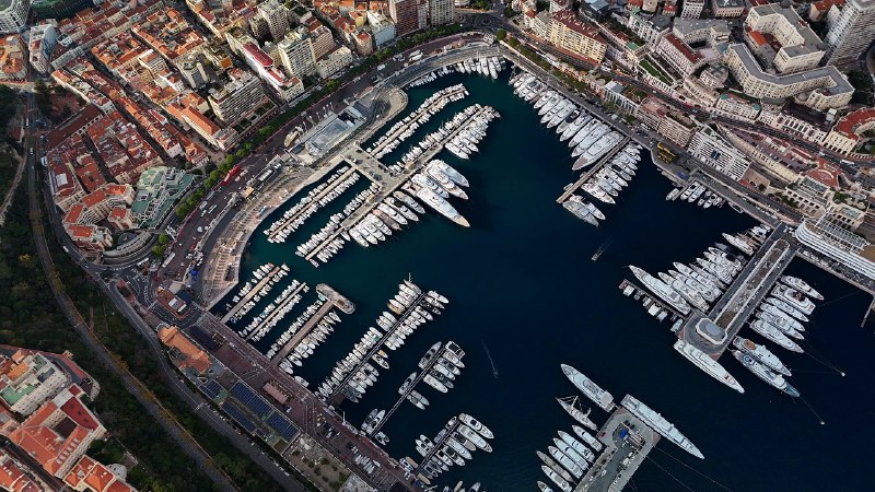 《我玩凶宅的那些年主播：老彩故事会连载至1585集》主播老彩带你亲历凶宅探险，1585集持续更新中！沉浸式音效搭配真实事件改编，每集都充满未知恐惧与悬疑反转