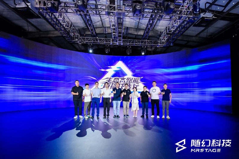 《AIGC革命：科技赋能与商业场景落地》本书深度剖析AIGC技术内核，从底层逻辑到产业应用全景展现，不仅解读生成式AI如何重构内容生产范式，更聚焦金融、教育、医疗等十大行业的实战案例，为从业者提供可落地的商业转型路径与未来趋势洞察