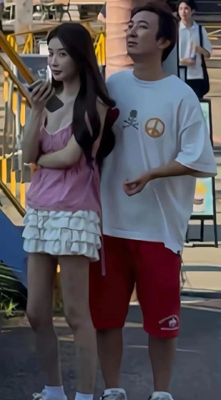 《7日速效瘦身瑜伽全集》每日一节精选课程，针对腰腹、臀腿等关键部位高效燃脂，搭配呼吸法与饮食建议，7天见证身体轻盈蜕变