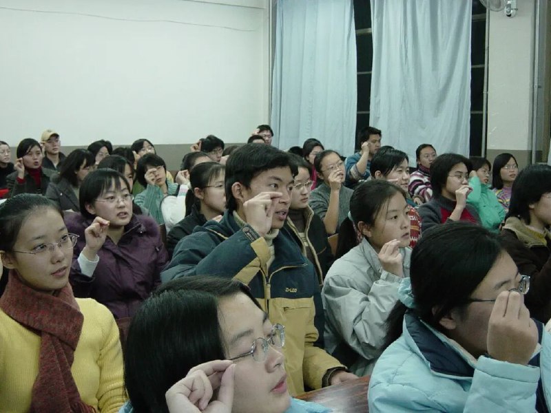 《无声大学DeafU》这部纪录片真实展现了聋人大学生群体的生活与情感，以亲密视角打破公众对听障群体的刻板印象