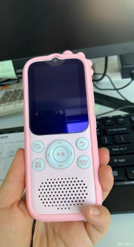 《高中英语听力好声音》精选全球地道英语素材，涵盖新闻访谈、影视原声等真实场景，配合阶梯式训练体系，有效提升听力理解与语用能力