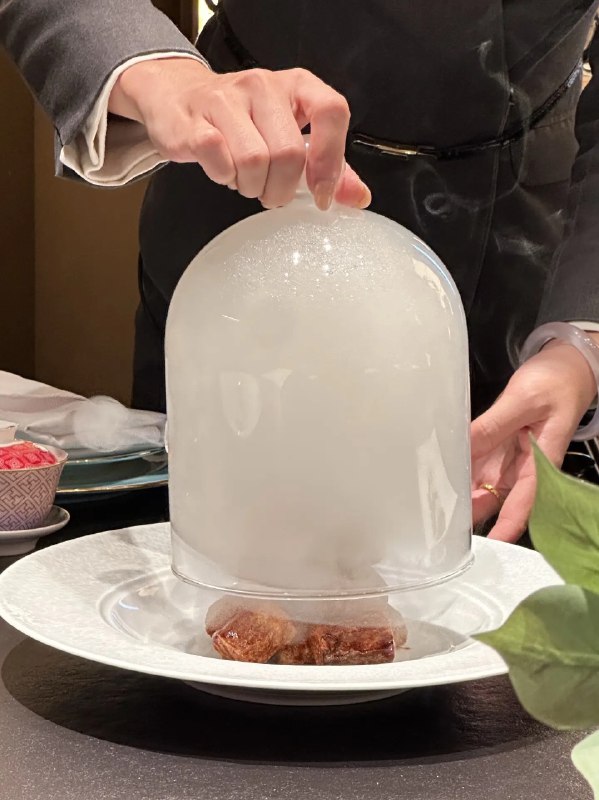 《蒜泥白肉》精选肥瘦相间的猪后腿肉，经慢煮锁住原香，再片成薄如蝉翼的肉片