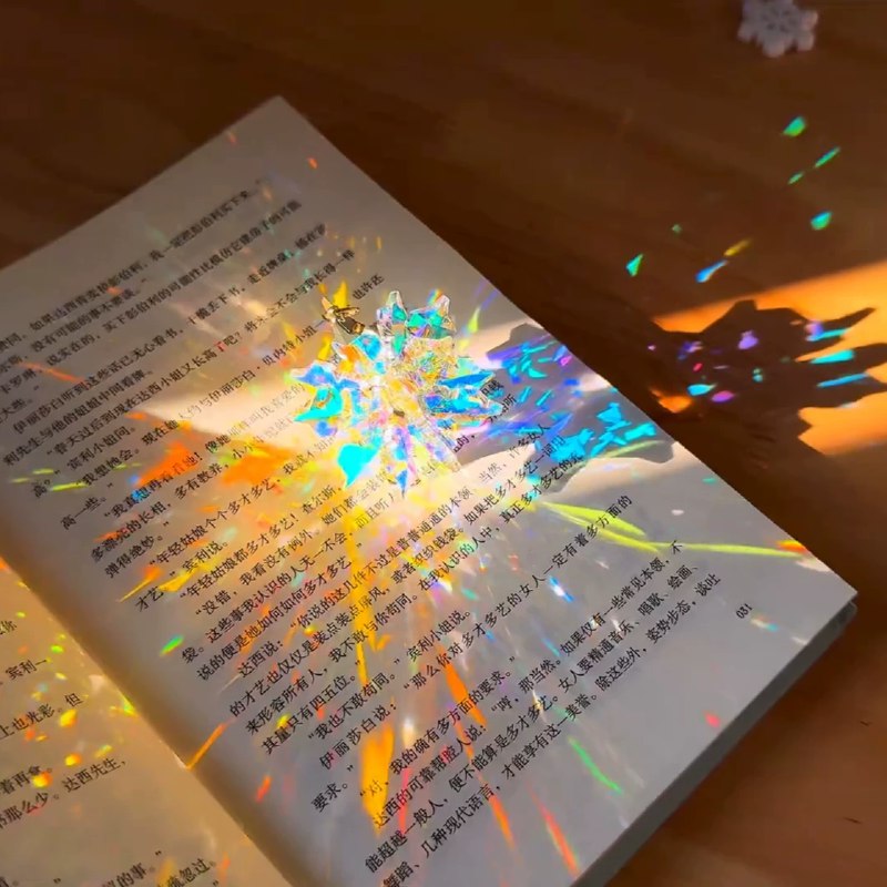 《AEPR模板棱镜视觉效果 》该模板创新运用棱镜元素，打造出炫彩折射与动态光效视觉，为设计注入科技感与未来风