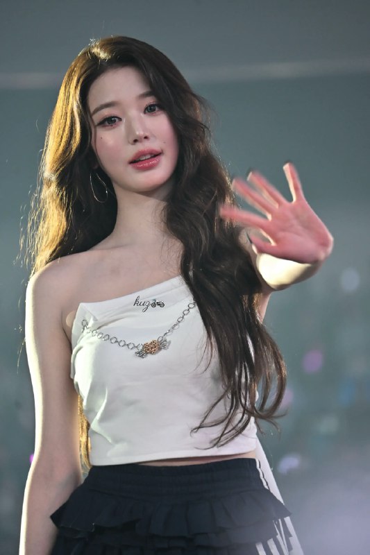 《IVE-IVESECRET(2025)》IVE携全新秘密企划回归，以更成熟的音乐叙事与视觉美学探索青春的多维面向