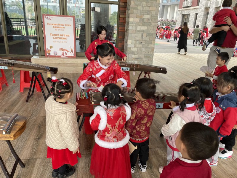 《从零开始学古筝教程》本教程从零起步，循序渐进，搭配详细指法图解与经典曲目练习，让初学者轻松掌握基本技法与乐理知识