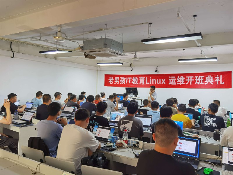 《Python教程畅销3年的Python分布式爬虫课程》本课程历经3年市场检验，以企业级实战项目为核心，手把手教你掌握Scrapy-Redis分布式爬虫技术