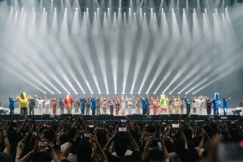 《热爱与Eason常在 陈奕迅 巡演全记录  》这本全记录不仅收录了陈奕迅巡演的精彩瞬间与幕后故事，更通过大量高清图片和深度文字，捕捉他舞台上的炽热情感与音乐生命力