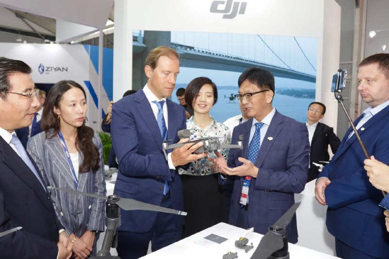 《快速社交之职场人际关系指南》本书直击职场社交痛点，提供可立即上手的沟通策略与关系构建技巧