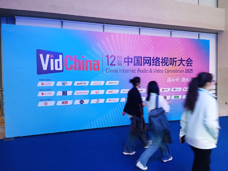 《第四次工业革命来了-局座》局座以独到视角解读第四次工业革命，剖析人工智能、物联网等前沿科技如何重塑未来战场与日常生活，语言生动易懂，兼具战略眼光与科普价值