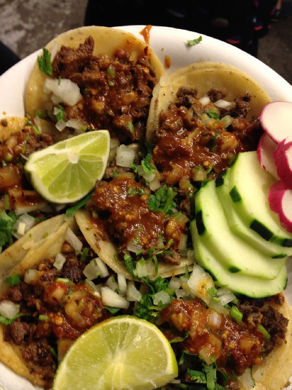 《特色凉菜之柠檬鸡爪》酸辣开胃的柠檬与Q弹鸡爪完美融合，口感层次丰富，清爽不腻