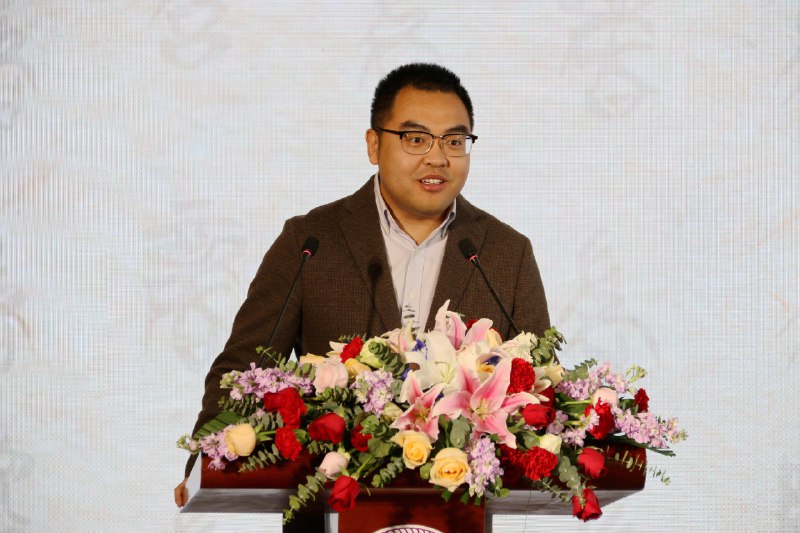 《清华大学藏战国竹简》收录珍贵战国竹简高清图像与释文，展现失传文献与历史原貌