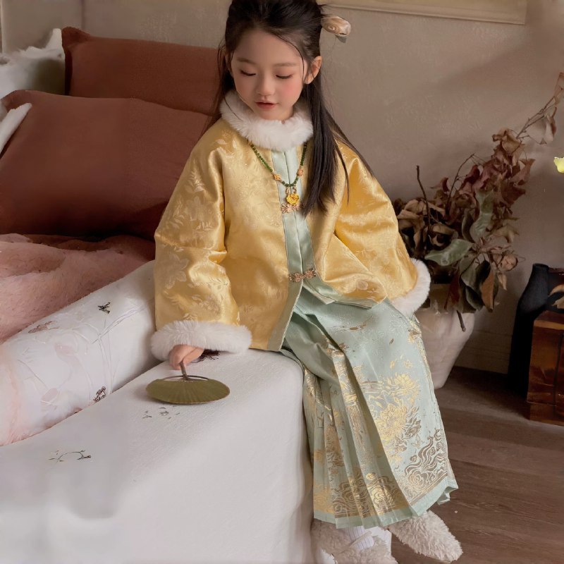 《幼儿礼仪和安全教育》本书巧妙融合礼仪与安全知识，通过生动情景和互动游戏，帮助幼儿建立自我保护意识与文明行为习惯，是家庭和幼儿园教育的实用指南