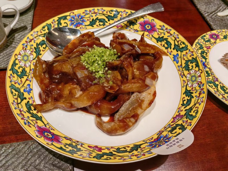 《以讹传讹：错误信息如何传播》本书深入剖析错误信息的传播链条，从心理动机到社交网络放大效应，揭示为何假消息跑得比真相更快，并提供了识别与抵制错误信息的实用思考工具