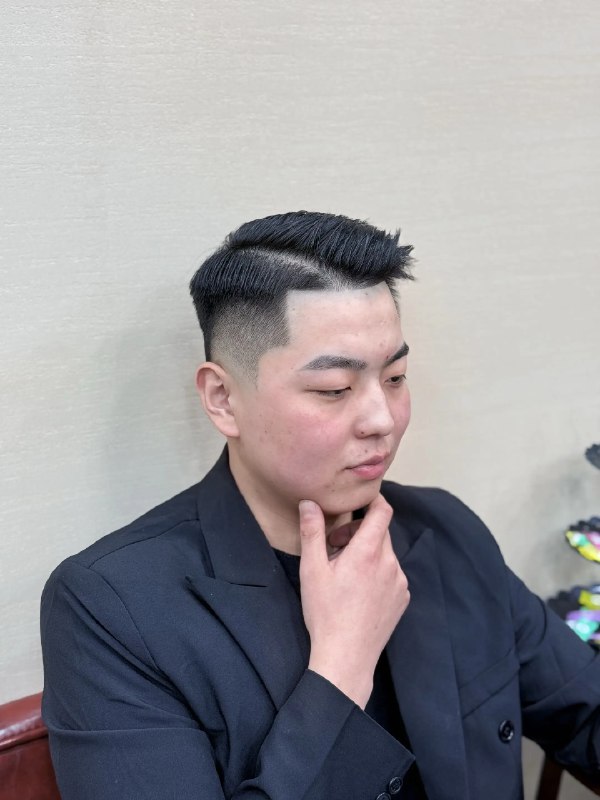 《男生欧美发型打理教程(共6款)》精选6款热门欧美男生发型，从复古油头到清爽短发，详细解析修剪要点与造型技巧，搭配推荐适配发质产品，助你轻松打造立体有型的日常风格