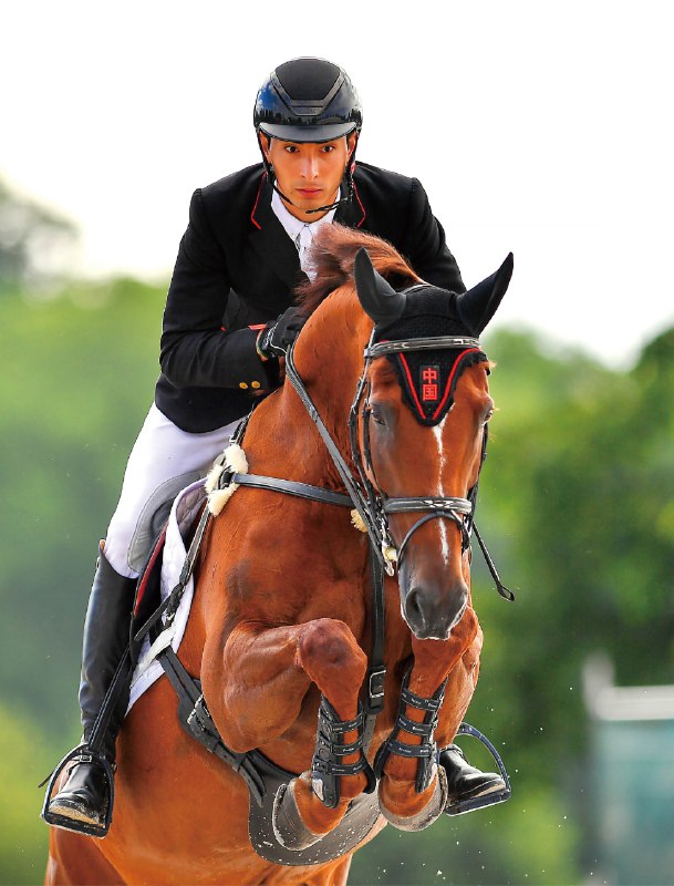 《感受海派盛宴 时尚日韩新娘妆惊艳亮相 》本次新娘妆融合海派风情与日韩时尚，以精致眼妆与清透底妆打造独特气质