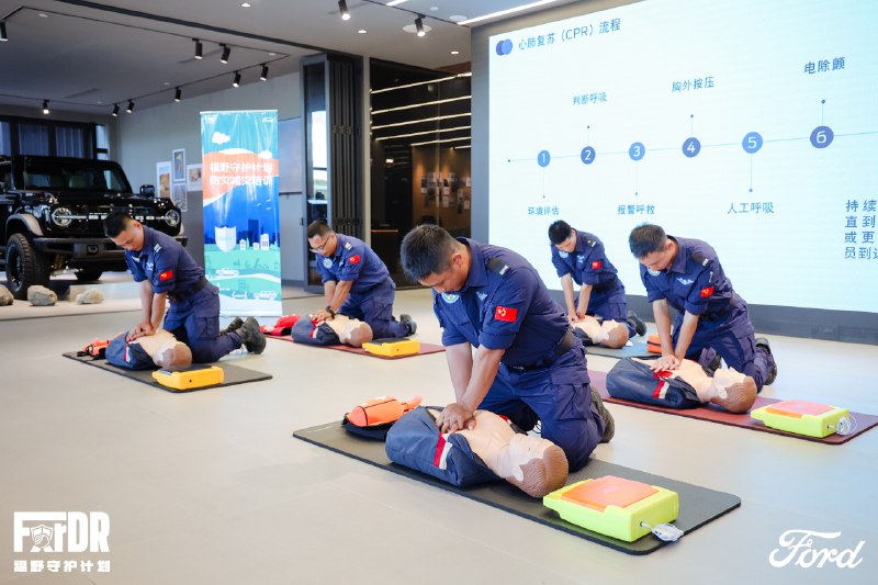 《家庭紧急急救视频讲解》本视频详细演示常见家庭意外伤害的应急处理步骤，如止血、烫伤、窒息急救等，手法专业且讲解清晰