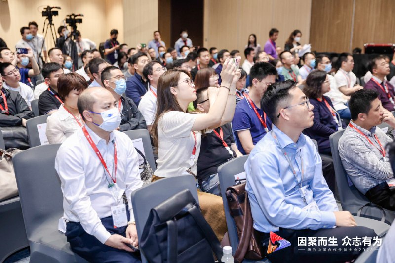 《上海大学易经讲座》讲座深入浅出解读易经智慧，结合现代案例揭示其在决策、管理中的实用价值