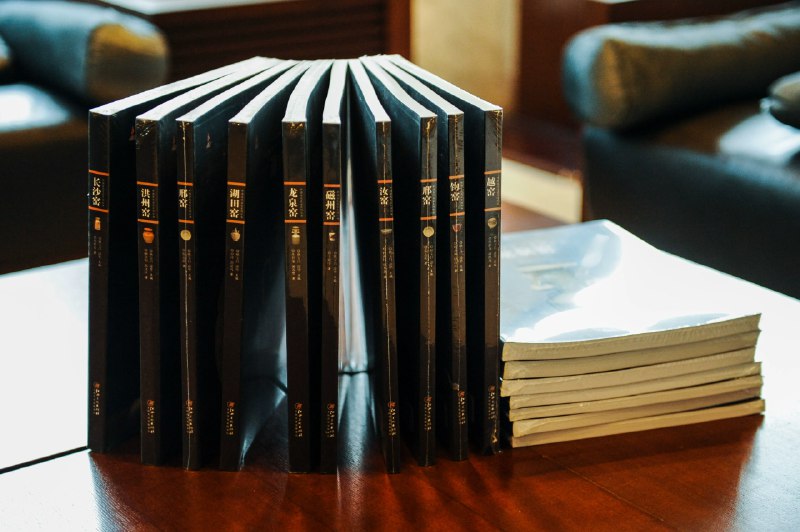 《一本涂书·高中英语新教材版》本书深度整合高中英语新教材核心知识，采用独特的手写批注式排版，重点难点一目了然