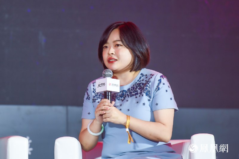 《事业还是家庭？女性追求平等的百年旅程》本书以百年历史视角，梳理女性在事业与家庭间面临的挑战与抉择，深刻揭示结构性不平等