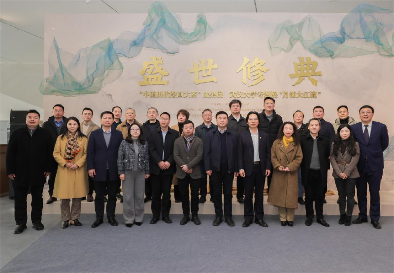 《盛世修典》这部纪录片以高清影像与专家解读，全景式呈现中国历代艺术瑰宝的修复历程，揭秘文物背后的历史故事与科技手段，展现中华文明绵延不绝的传承力量