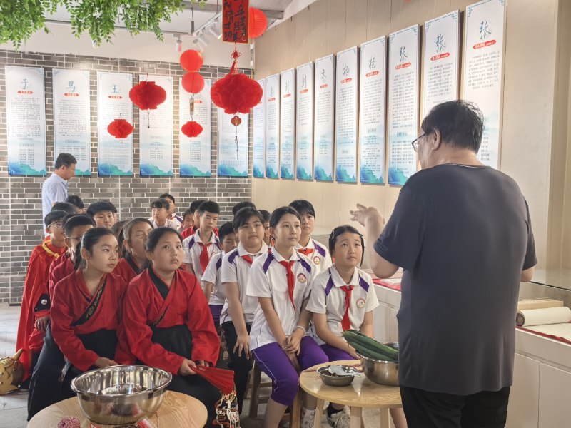 《杨妈英语三合一_杨妈状元英语102集有资料》杨妈独创三合一学习法，将听力、口语、语法高效融合