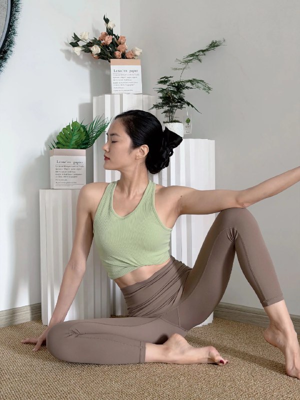 《茶艺课程全套》从茶叶历史到冲泡技巧，涵盖六大茶类深度解析，搭配精美茶具实操演示，融合传统文化与现代生活美学，助您快速掌握从入门到精通的系统茶艺知识