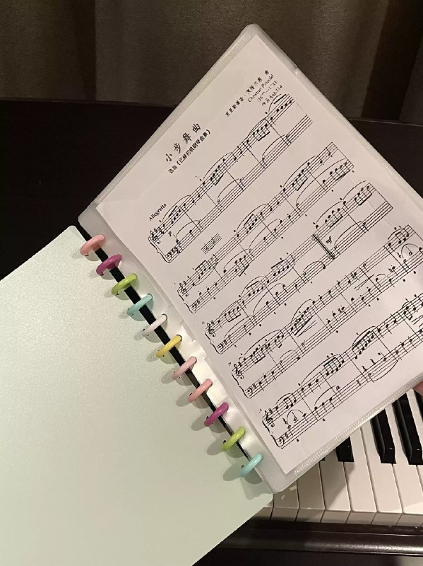 《新版轻松学古筝教程(全61集)》本教程从零基础入门到进阶技巧全面覆盖，通过61集系统教学，搭配清晰演示与实用曲目练习，帮助学习者高效掌握指法、乐理及流行改编曲目