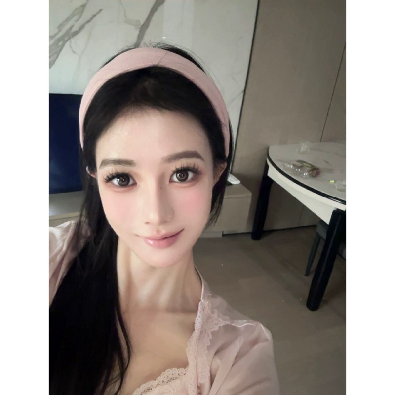 《韩国化妆80款》本书精选80款经典韩式妆容，从清新日常到宴会派对，步骤详细、技巧实用